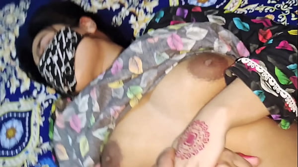 Ibu tiriku ngajarin aku seks, omongan kotor Hindi, erangan liar, ngewe brutal.