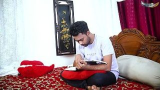 Ibu tiri montok seksi digebrak habis sama anak tiri pas lagi berdua di rumah, full film pake suara Hindi.