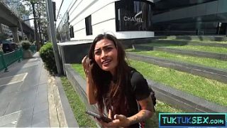 Payudara montok badan mungil, ibu Thailand liar ngebut bareng bule, bikin crot di ranjang.