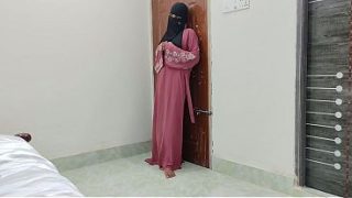 Ngentot pertama sama pacar hijab India yang malu-malu, crot di dalem