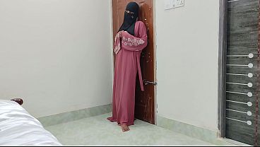 Ngentot pertama sama pacar hijab India yang malu-malu, crot di dalem