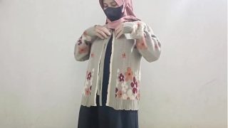 Gadis berhijab main timun buat nikmatin diri sendiri.