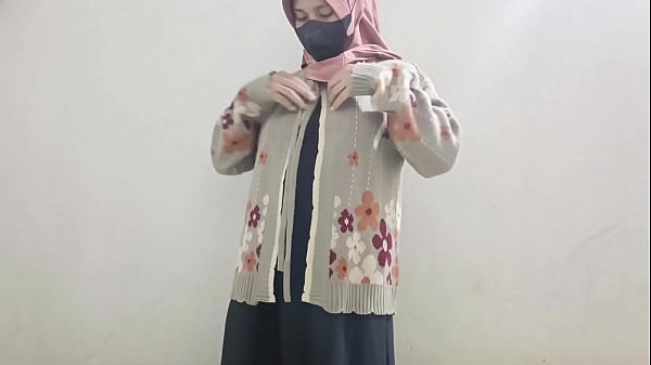 Gadis berhijab main timun buat nikmatin diri sendiri.