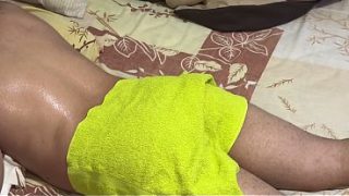 Ibu mertua dengan pantat gede bantuin mantu, pijatan berujung ke ranjang.