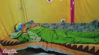 Pertengkaran panas antara kakak ipar dan adik ipar desi India, saling menggoda di ranjang sampai basah kuyup.