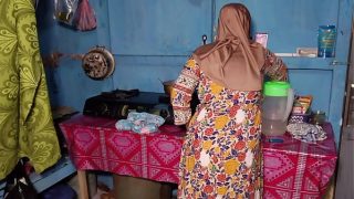 Ngentot istri temen pas lagi masak, enak banget rasanya.
