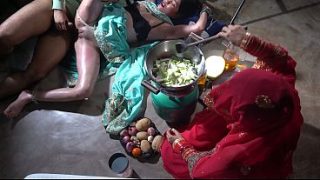 Ibu tiri di dapur, resep pedas bikin ngilu, desi hot mama siap menggoda