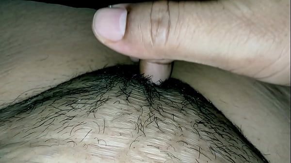 Ibu tiri montok setuju tidur bareng anak tiri di ranjang.