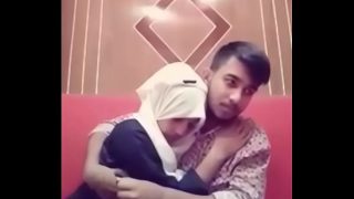 Desi cewek dan cowok lagi ciuman panas di kamar hotel, bikin greget