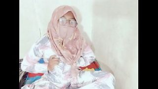 Tante seksi Indonesia lagi viral colmek pake botol, bikin makin greget.