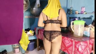 Bu Mertua masak pakai bikini, bikin dapur makin panas dan nafsu makin liar