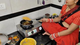 Komal lagi bikin gorengan pas Diwali, si adik ipar ngintip sambil gregetan pengen cubit-gilir si kakak ipar.