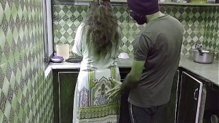 Bini tetangga lagi sibuk masak di dapur, tiba-tiba digojlok dari belakang, suara nafas dan erangan bikin makin panas.