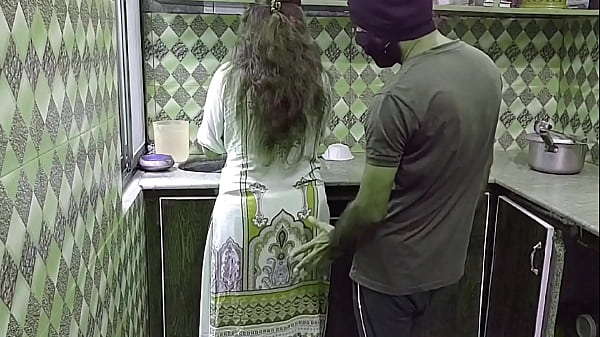 Bini tetangga lagi sibuk masak di dapur, tiba-tiba digojlok dari belakang, suara nafas dan erangan bikin makin panas.