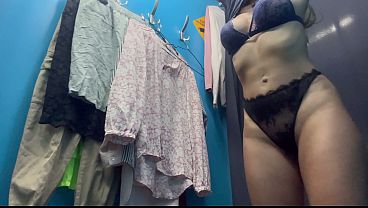Ganti baju di ruang ganti, ada kamera tersembunyi, cewek Rusia montok dengan puting tegang.
