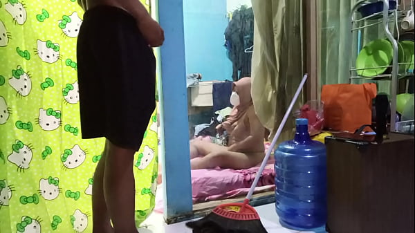 Ngentotin istri temen yang lagi sibuk colmek sampe minta ampun