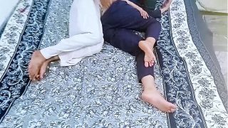Gadis desi malu-malu kehilangan keperawanannya di video sex pertama kali di desa