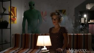 Ibu rumah tangga kesepian dirogoh dalam oleh alien pas Halloween.