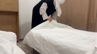 Maid Arab menggoda tamu hotel di kamar dengan memek sempitnya.