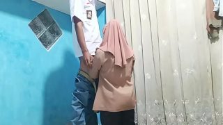Murid ngewe bu guru di kelas pas jam kosong.