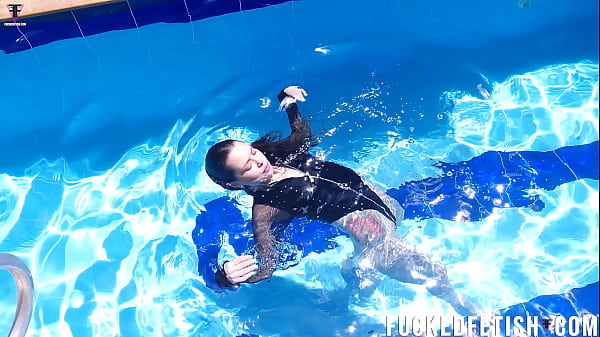 Bikini basah, Jessica Bunny nungging di kolam renang bikin pengen main air.