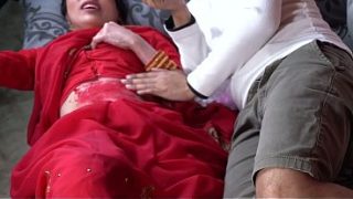 Pesta Holi basah kering, XXX ibu tiri desi India digebukin hot di kamar.
