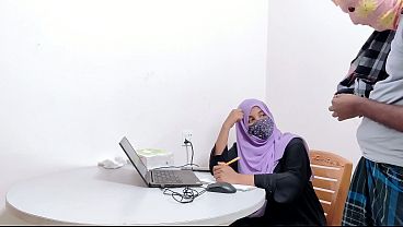 Bankir Hijab Montok digocok Petani Kampung Desi, Chudai Panas Parah