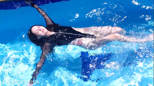 Body basah karet Jessica Bunny di dalam air, siap digigit