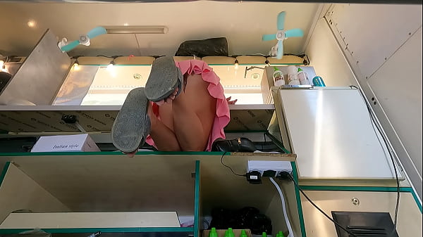 Lihat sendiri, kontol kaku pas dia bungkuk di meja – dari bawah rok, cewek nakal ini bikin ngiler