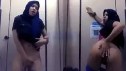 Buka hijab basah kering di kamar mandi, sange mengalir sampai ke lantai.