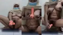 Janda mukenah colok memek basah, sange minta digenjot.