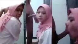 Jilbab pink basah kuyup ngemut batang panjang sampe ke ubun-ubun