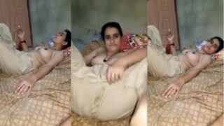 Punjabi cewek telanjang ngebul sambil pamer tetek.