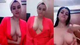 Rosalinda minta toketnya dipijat biar makin montok dan gede.