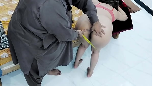 Bajingan tukang jahit India ngewe gadis desa gawar, pantat gede kayak jalang, digebukin keras dan kasar gaya doggy, suara Hindi jelas, romantis ngomong mesum.