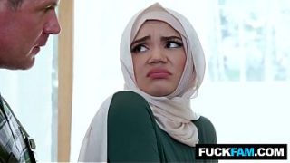 Ngentot pertama si Hijabi manis sama tukang ledeng Naudi Nala, Jason Sarcinelli—basah semua