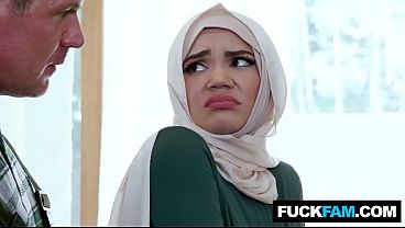 Ngentot pertama si Hijabi manis sama tukang ledeng Naudi Nala, Jason Sarcinelli—basah semua