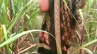 Ibu tiri dan anak tiri ngentot di luar rumah desa