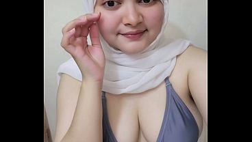 Hari-hari pertama nge-twerk pake hijab, bikin makin panas dan basah.