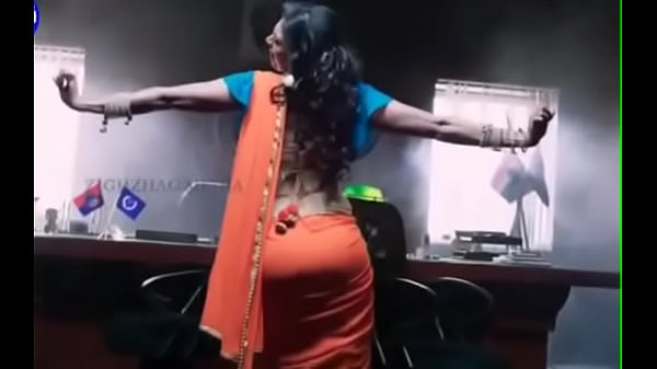 Desi pantat montok di balik saree, siap digoyang