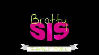 Gracie Gates & Brookie Blair ngajak stepbro: “Ayo ngentot bareng dulu, baru ke pantai”