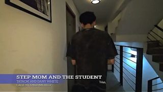 Ibu tiri lagi ngajarin murid biar makin panas di ranjang.