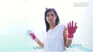 Pembantu hotel pake sarung tangan karet, nunduk sambil ngelap pancuran, bikin lihat langsung tegang