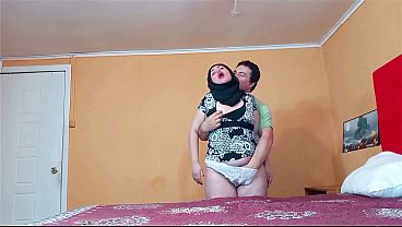 Wanita berhijab digebah gaya doggy