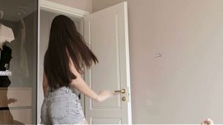 Sial, step-sis horny ngasih memeknya yang sempit buat dibersihin, tapi gue ngewein dia keras dan crot di muka.