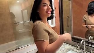 Ibu tiri montok keturunan latin ini minta digenjot sampai puas, Lissa Aires main peran rumah tangga, Scott Stark jadi pelayan nafsu.