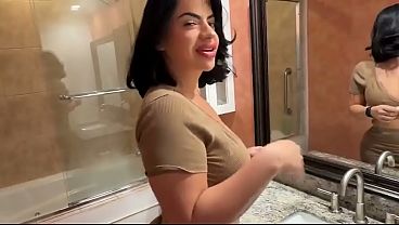 Ibu tiri montok keturunan latin ini minta digenjot sampai puas, Lissa Aires main peran rumah tangga, Scott Stark jadi pelayan nafsu.