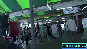 Lidahnya ditindik, si Thai MILF mungil digarap dua bule liar.