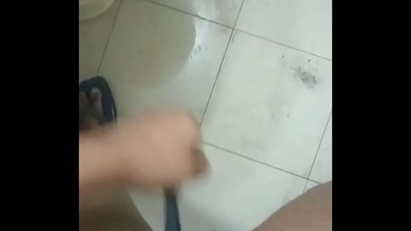 Kamar mandi penuh aksi jari-jari nakal sama cewek desi yang bikin makin panas