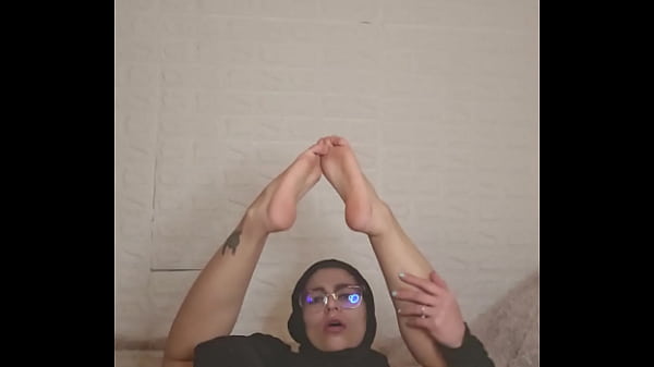 Ibu rumah tangga Arab Mia pamer kaki pakai niqab, bikin makin panas.